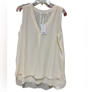Rose & Olive Ivory V-Neck Sleeveless Top